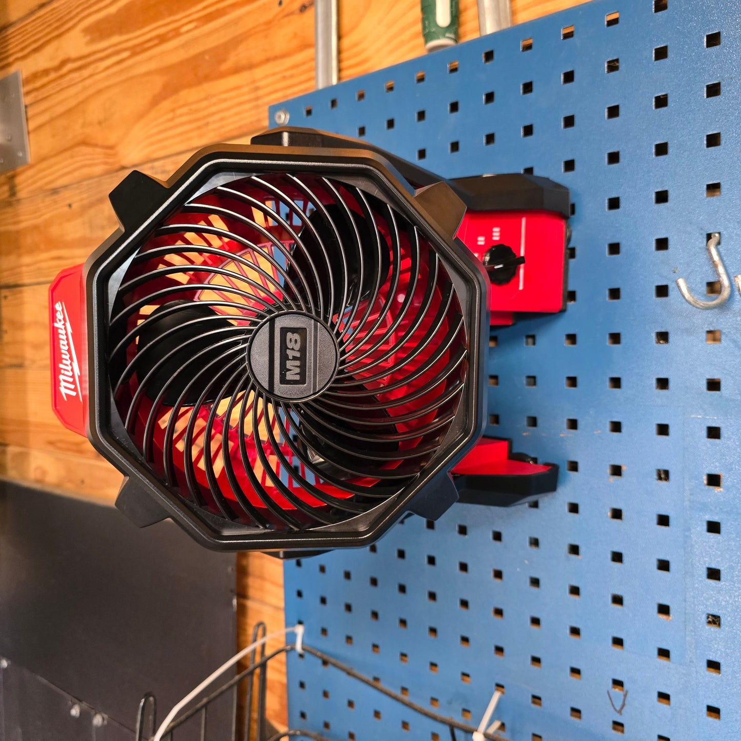 MILWAUKEE Jobsite Fan Magnetic Mount System, fits 0886-20, Screws Into Base of Fan, 6 Magnets, 3D Printed Carbon Fiber PETG